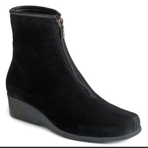 La Canadienne Black Suede Zip Ankle Sharlina Boots Women’s Size 9.5